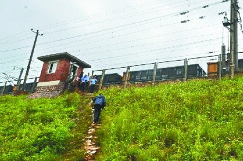 村民越过铁路护栏被火车撞上9死4伤