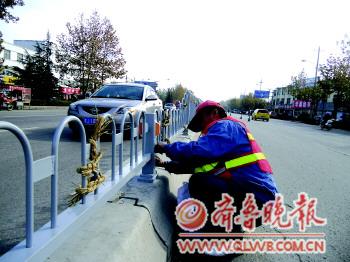 12日中午,记者在新泰市青龙路西、省道103路段看到,工人正在路上安装护栏。据了解,为保障行人安全,提升城市交通形象,新泰市公路局10日起安装护栏,长约600米。