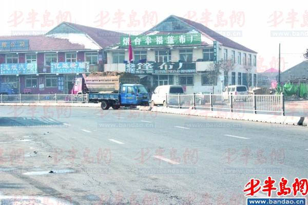 农用三轮车掉头时，险些和面包车发生刮擦。